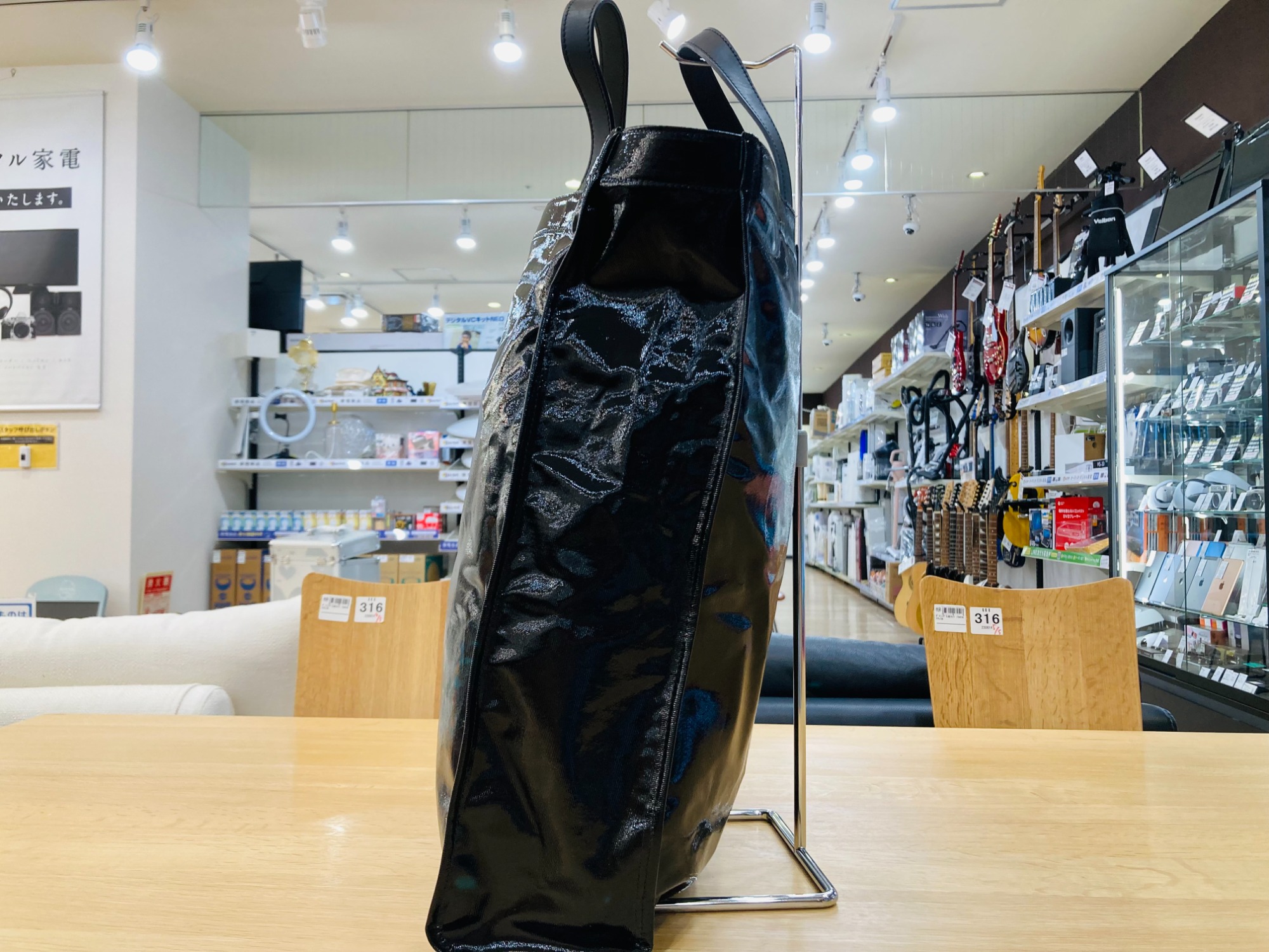 ACNE STUDIOS（アクネストゥディオズ）のシャイニートートバッグが入荷