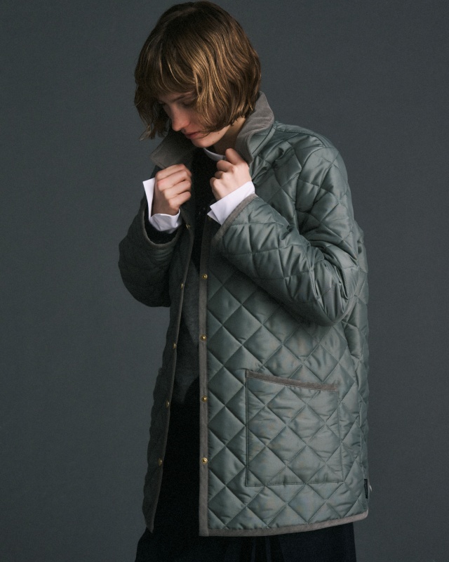 ブランドを代表するベストセラーのノーカラーキルティングジャケット