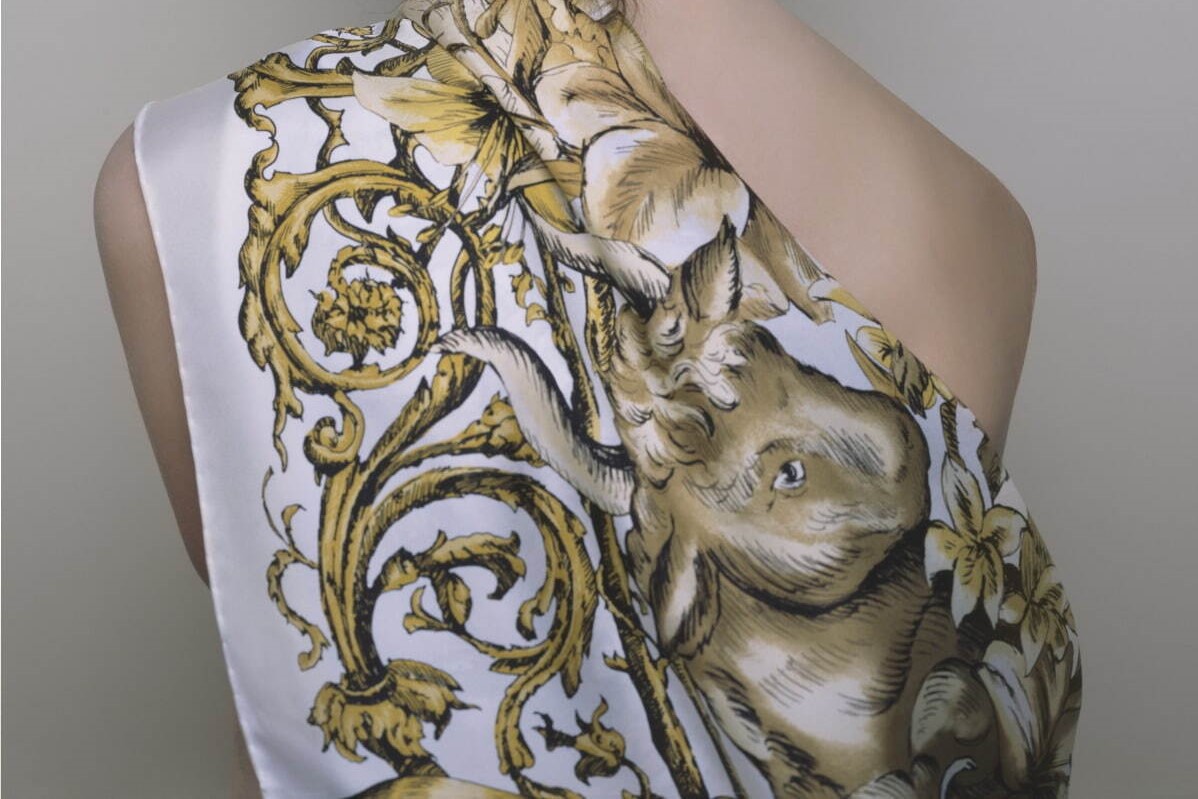 ディオールから、タロットカードを着想源にした新作シルクスカーフが