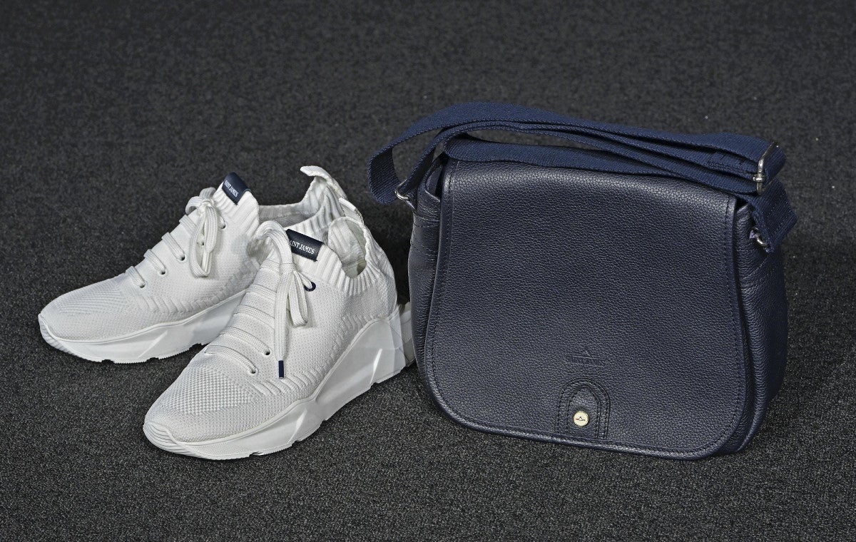 大阪万博:ファッション大国が魅せる洗練された白とネイビー、重なる手