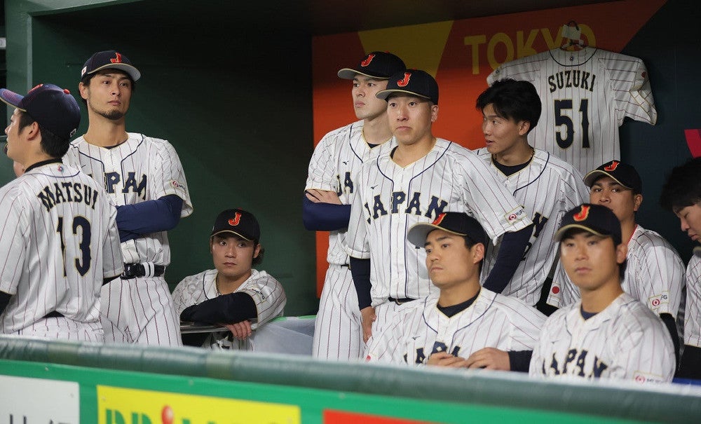 WBC:WBC侍ジャパンベンチに鈴木誠也の「51」番ユニホーム…左脇