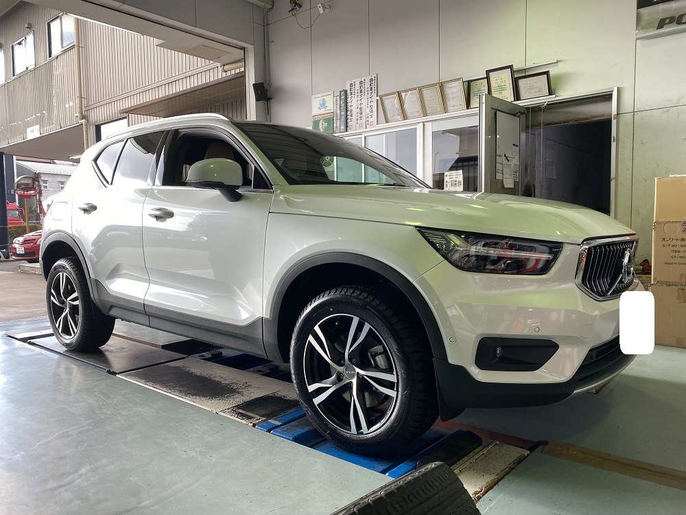 2021年12月25日 VOLVO XC40のスタッドレスタイヤ取り付け | 山本タイヤ