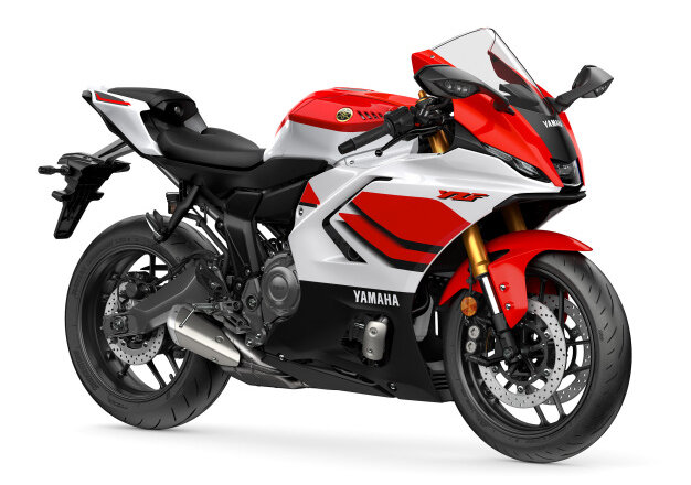 記念すべき創立70周年のフィナーレを白と赤のレジェンドカラーが飾る