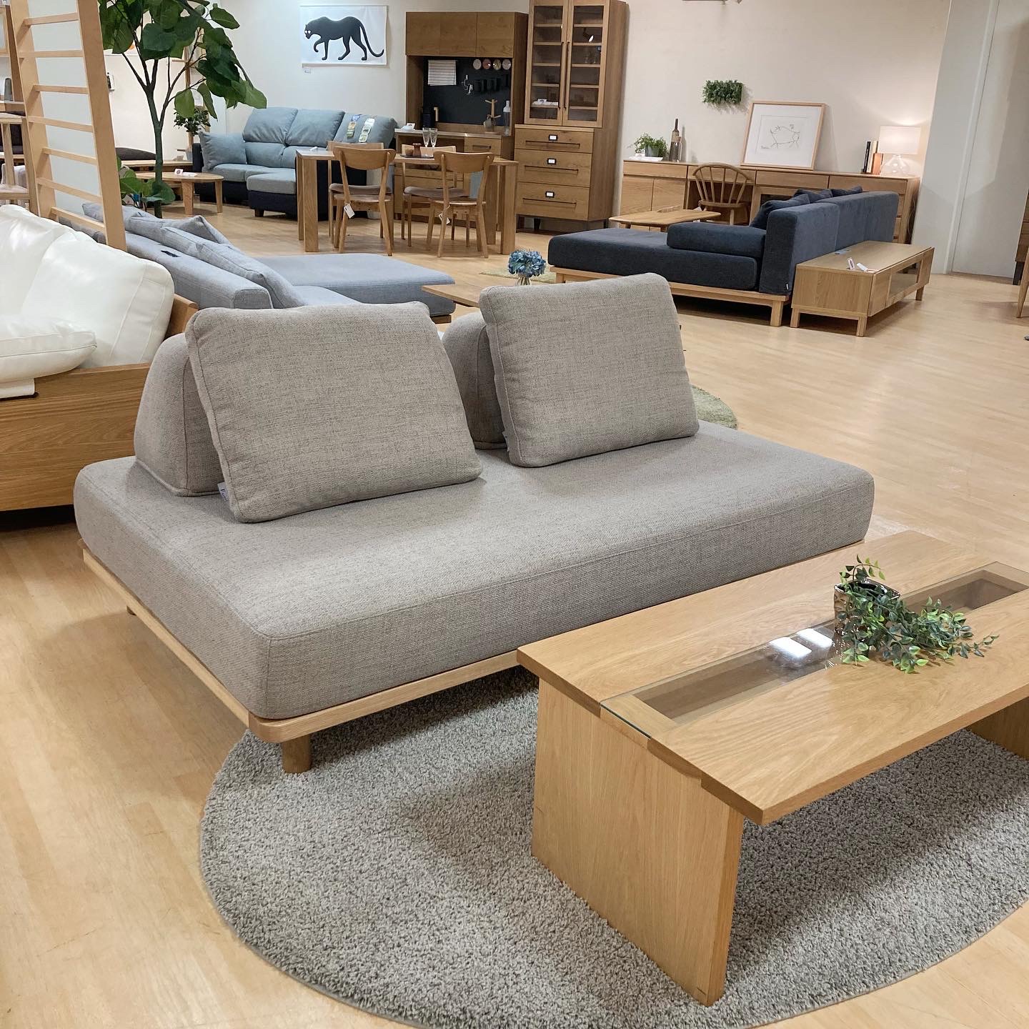 Fumi 無駄のないソファ – 商品カタログ