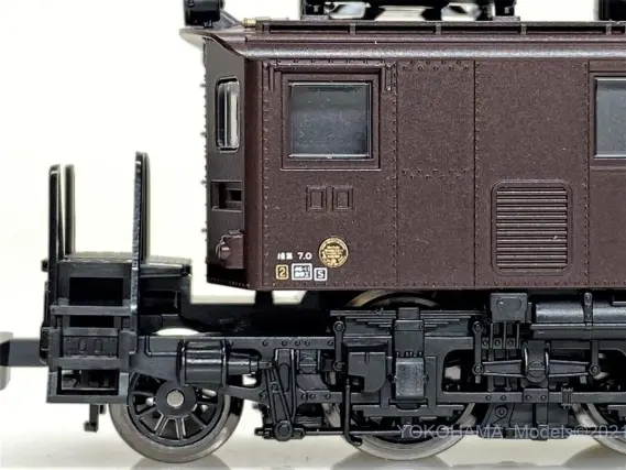 ED19 省形ヨロイ戸（4号機）伊那松島機関区所属機が入線です。KATO