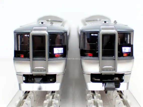 785系「スーパーホワイトアロー」登場時が入線しました。MICROACE