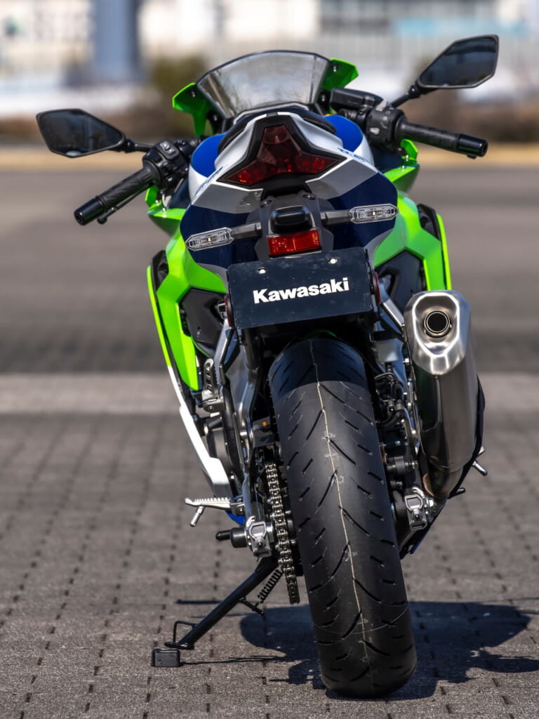 トップガンの赤黒＆ZXRカラー!! カワサキの「ニンジャ」40周年記念