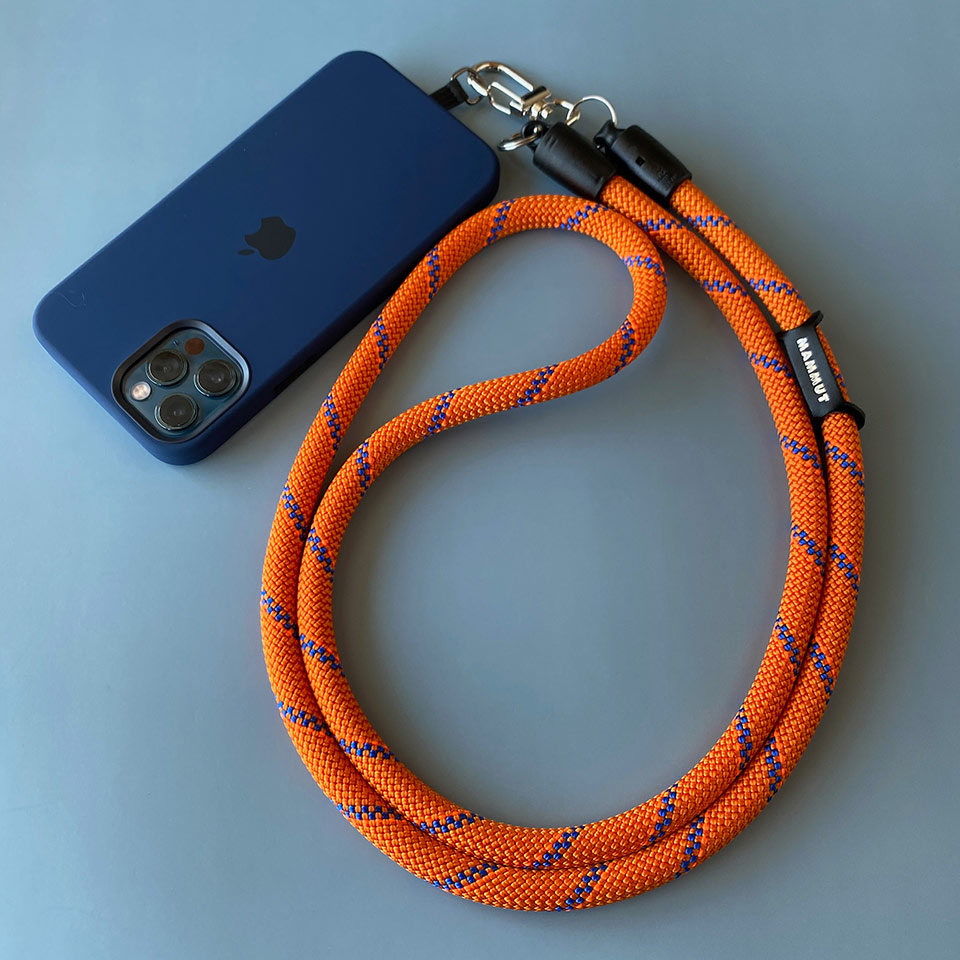 老舗アウトドアブランドとコラボした頑丈なストラップでカメラやスマホ