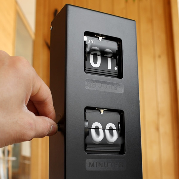 □「FLIP CLOCK WALL TYPE」木製振り子とパタパタめくれるフリップが