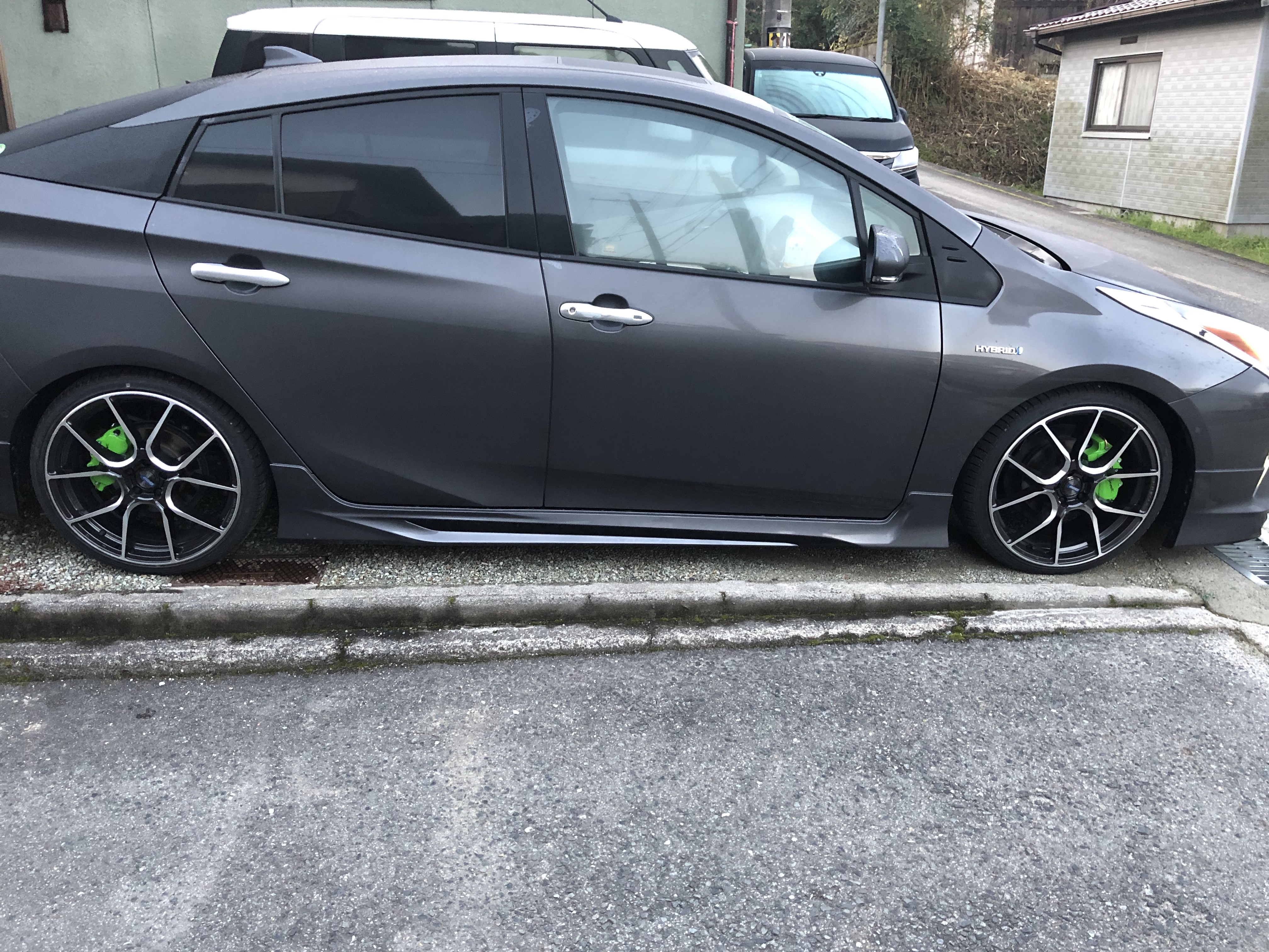 プリウス50系専用 ブレーキキャリパーカバーを販売中です。カスタム