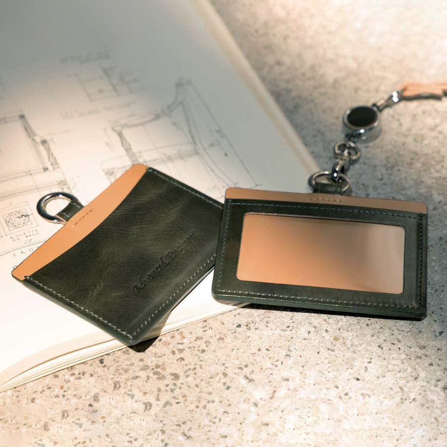 グリーン系の名入れ本革IDケース｜サステナブル高級レザー仕様