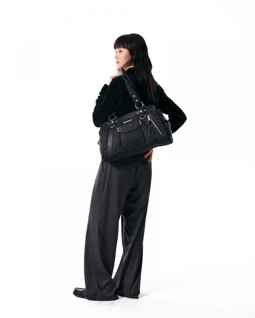 スタッズナイロンショルダーバッグ（ブラック） | IUGAMAKARAS | HANA