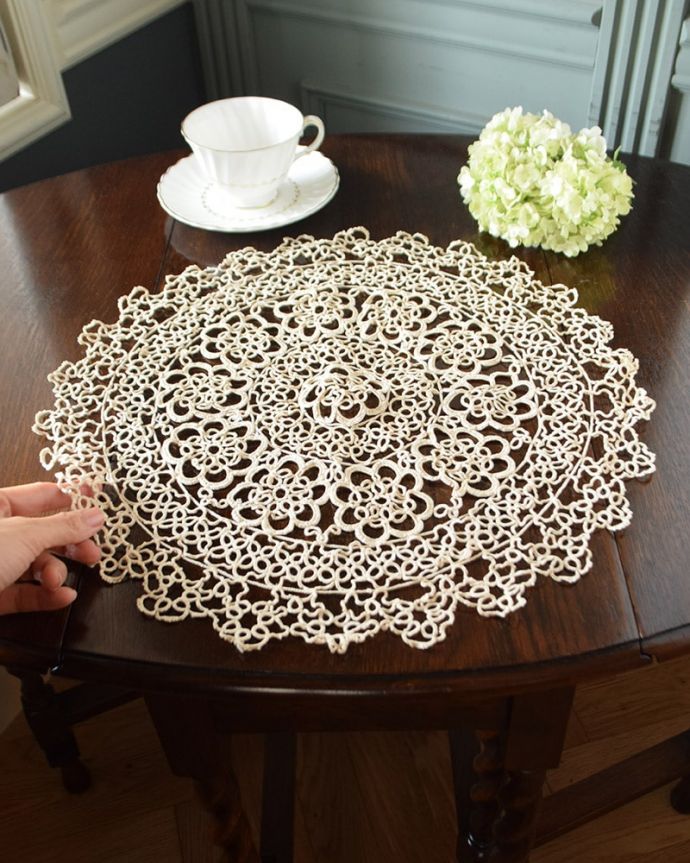 フランスのアンティーク雑貨、お花模様のタティングレースのドイリー(m