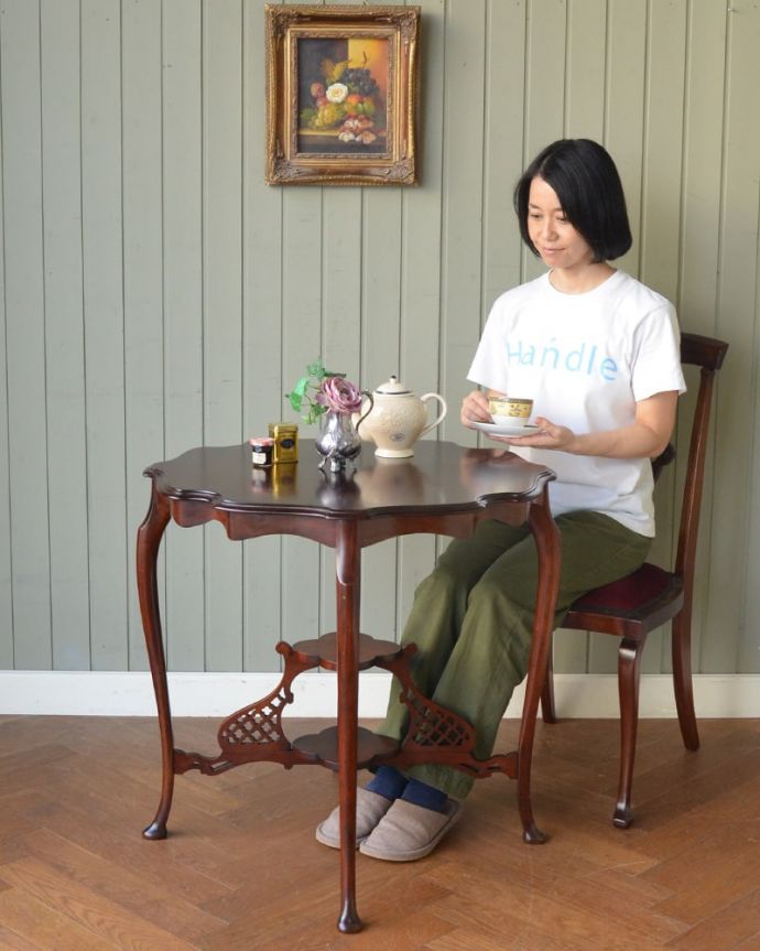 アンティークのオケージョナルテーブル、透かし彫りが美しいティー