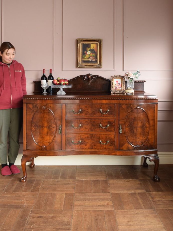 英国のアンティーク家具、杢目が美しい猫脚のサイドボードキャビネット