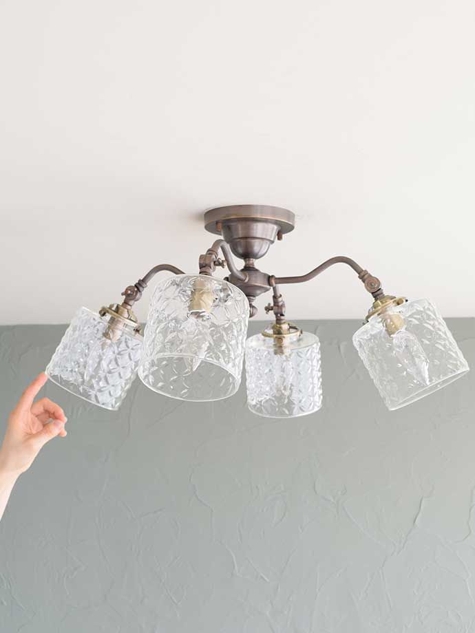 クリアのガラスシェードが可愛い、シーリングタイプのシャンデリア