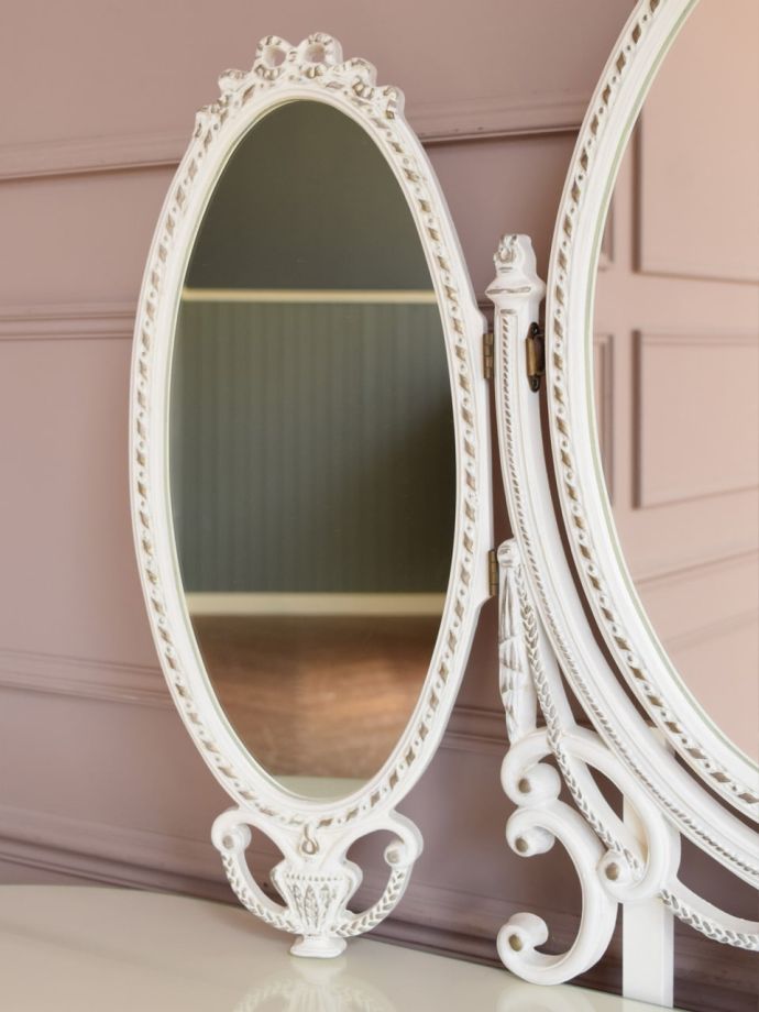 お姫様気分が楽しめる白いアンティークのドレッサー、フランスから届い