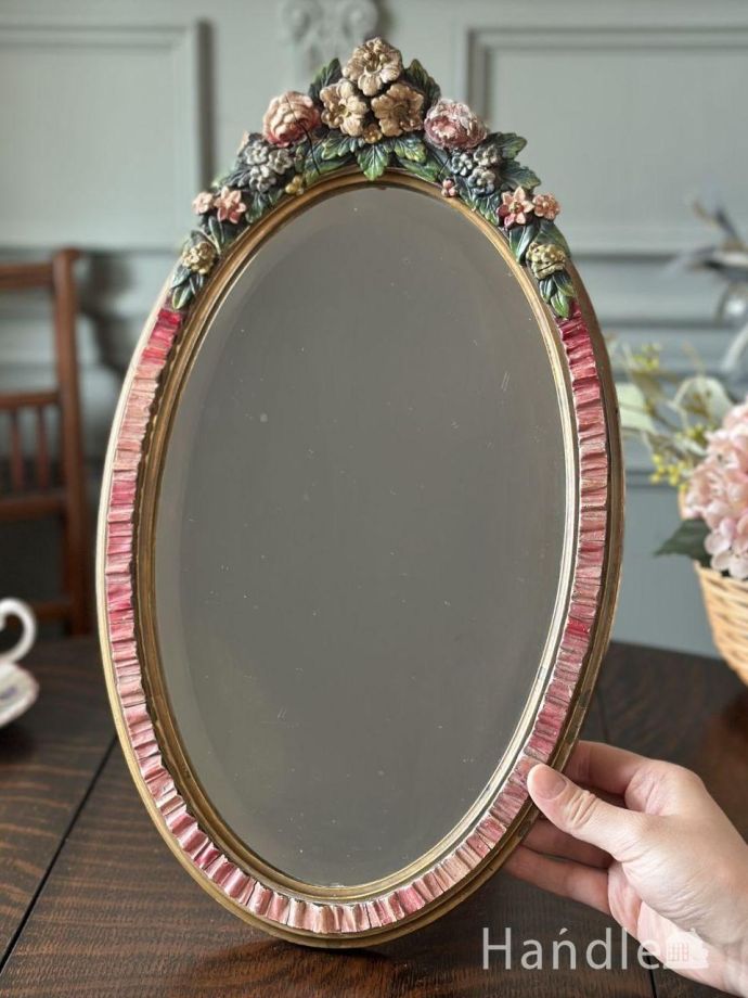 英国から届いたアンティークの卓上鏡、お花の装飾が華やかな