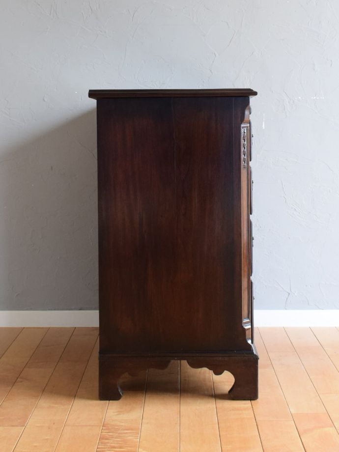 イギリスから届いたおしゃれな洋服収納家具、スライディングトレーが