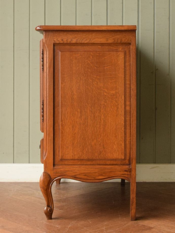 フランスのアンティークキャビネット、彫りが豪華な猫脚のフレンチ