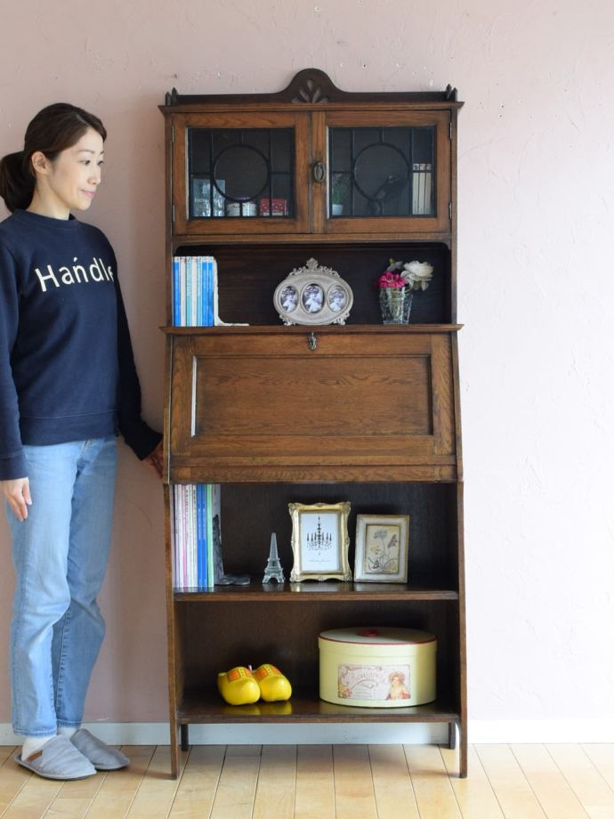 イギリスから届いたオシャレな本棚付きのデスク、アンティークの