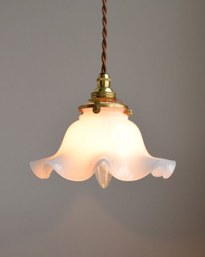 ミルク色のガラスが可愛い、ペンダントライト（コード・シャンデリア