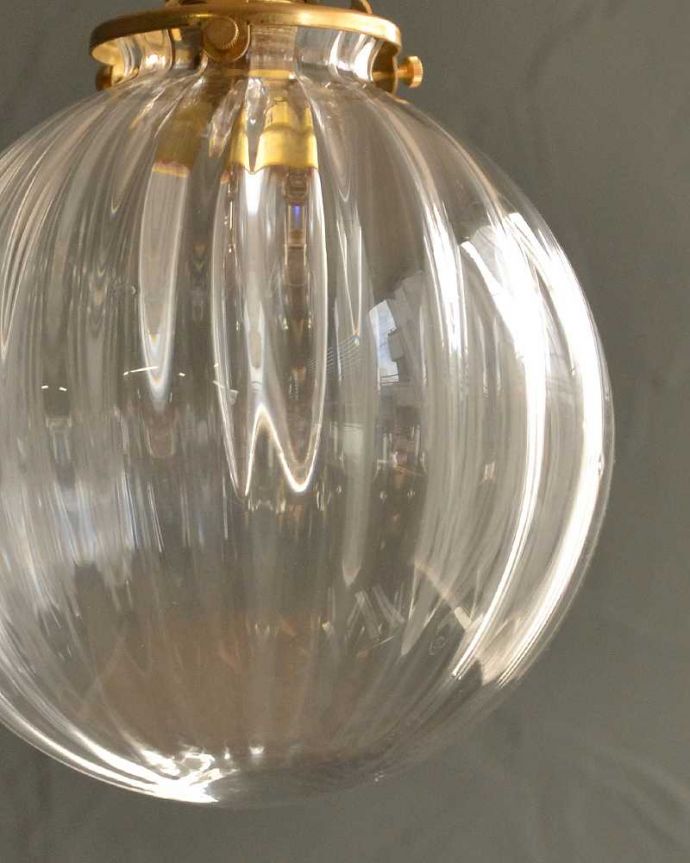 クリアガラスのストライプ模様のガラスボールペンダントライト(コード