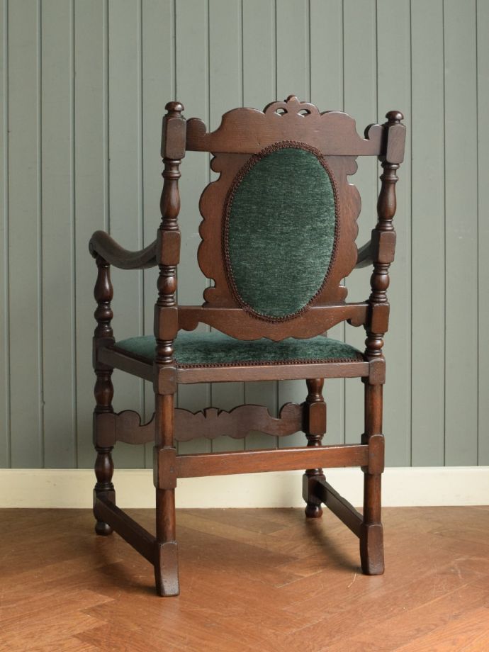 王冠の彫が入ったひじ掛け付きのアンティーク椅子、英国生まれの