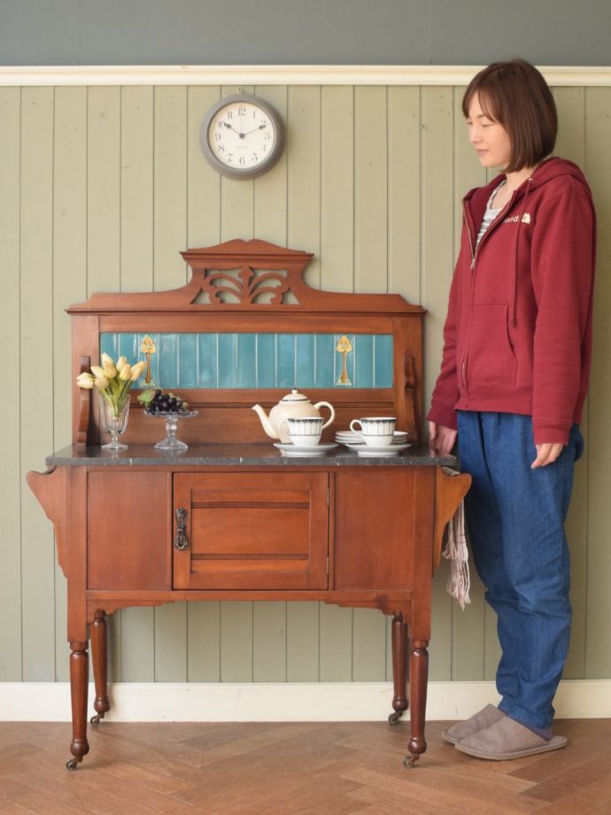 英国アンティークのおしゃれなキャビネット、大理石天板✕タイルの