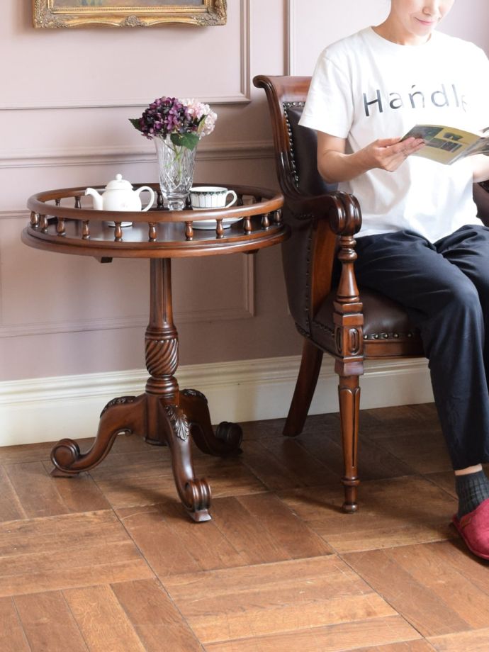 英国アンティーク調のサイドテーブル、天板の装飾がおしゃれなワイン