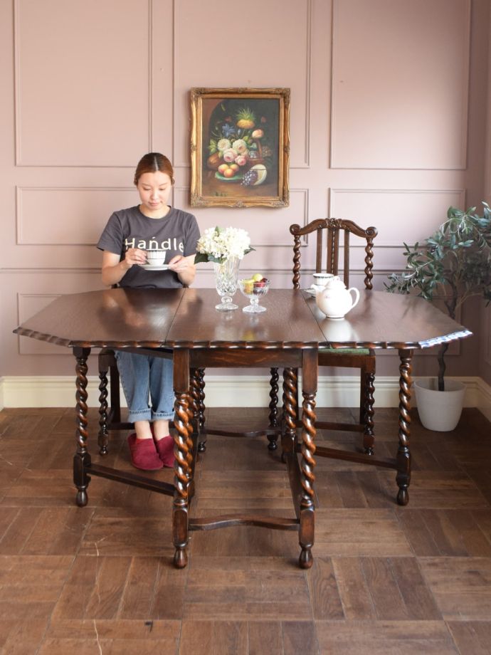 ツイスト足がおしゃれなアンティークの伸長式テーブル、イギリスから