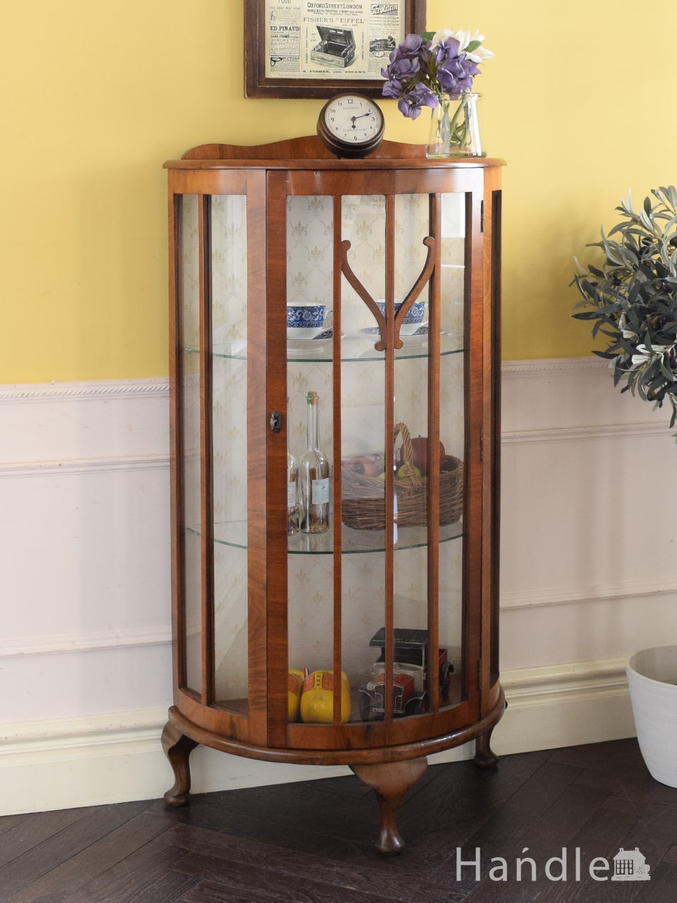 イギリスのアンティークキャビネット、ハーフムーン型のおしゃれな