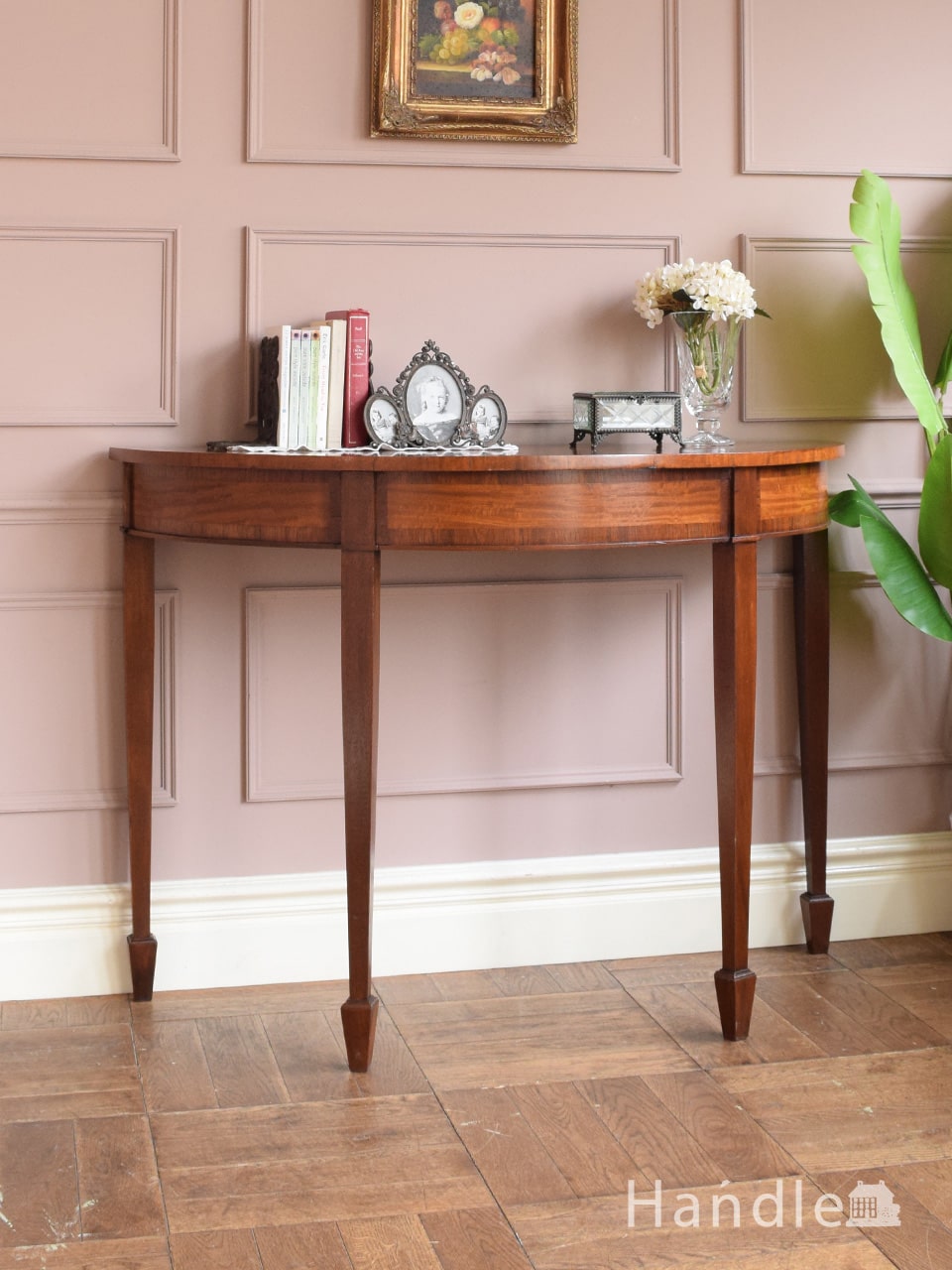 英国アンティークの美しい玄関の花台、天板の象嵌が美しい珠杢の