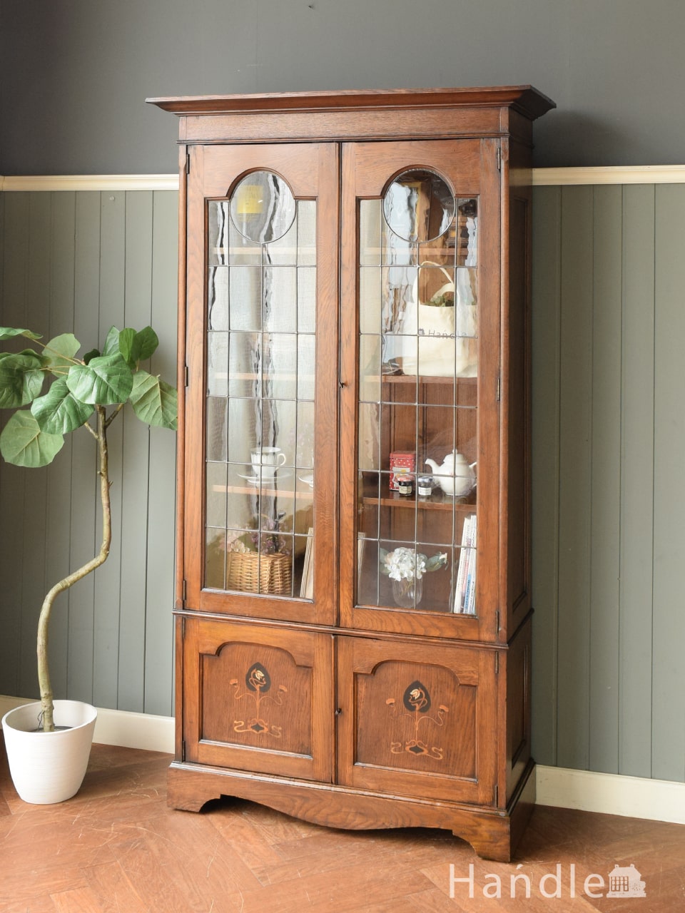 アールヌーボーの象嵌が美しいキャビネット、ステンドグラス扉の