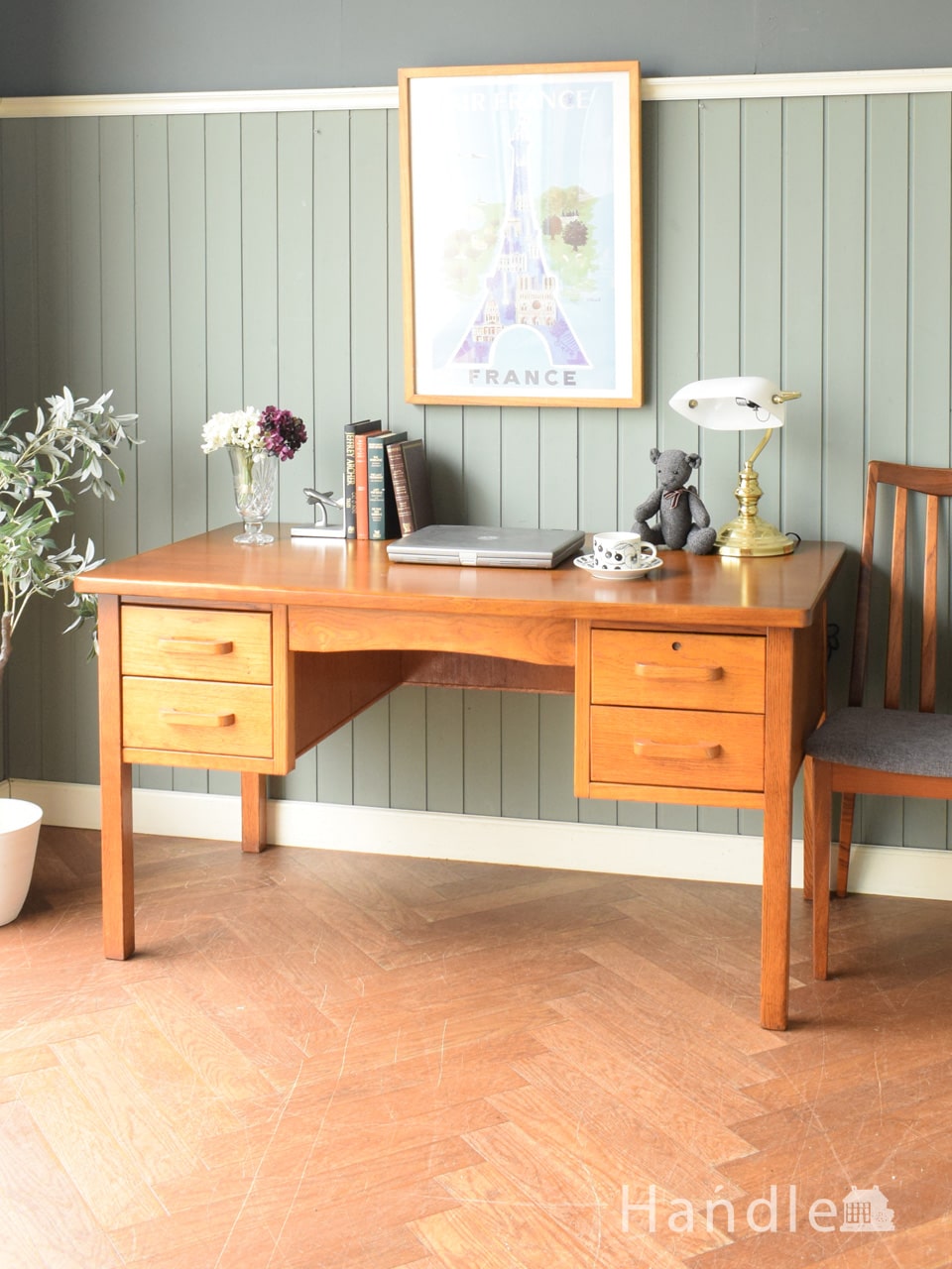 北欧スタイルのヴィンテージの書斎机、シンプルなデザインがおしゃれな