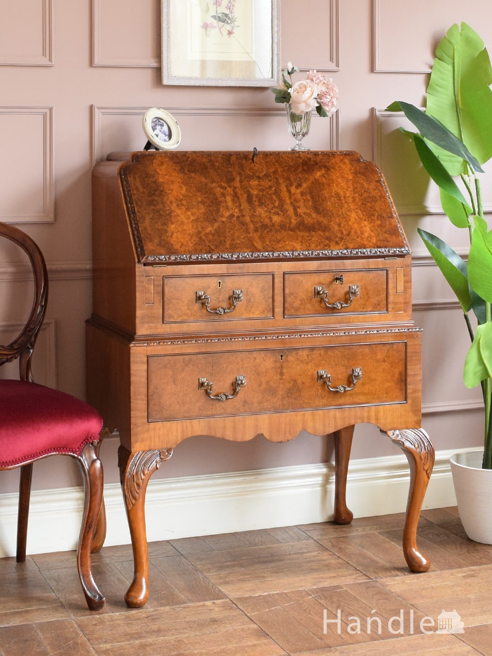 英国アンティークの書斎机、長い猫脚のライティングビューロー(i-035-f