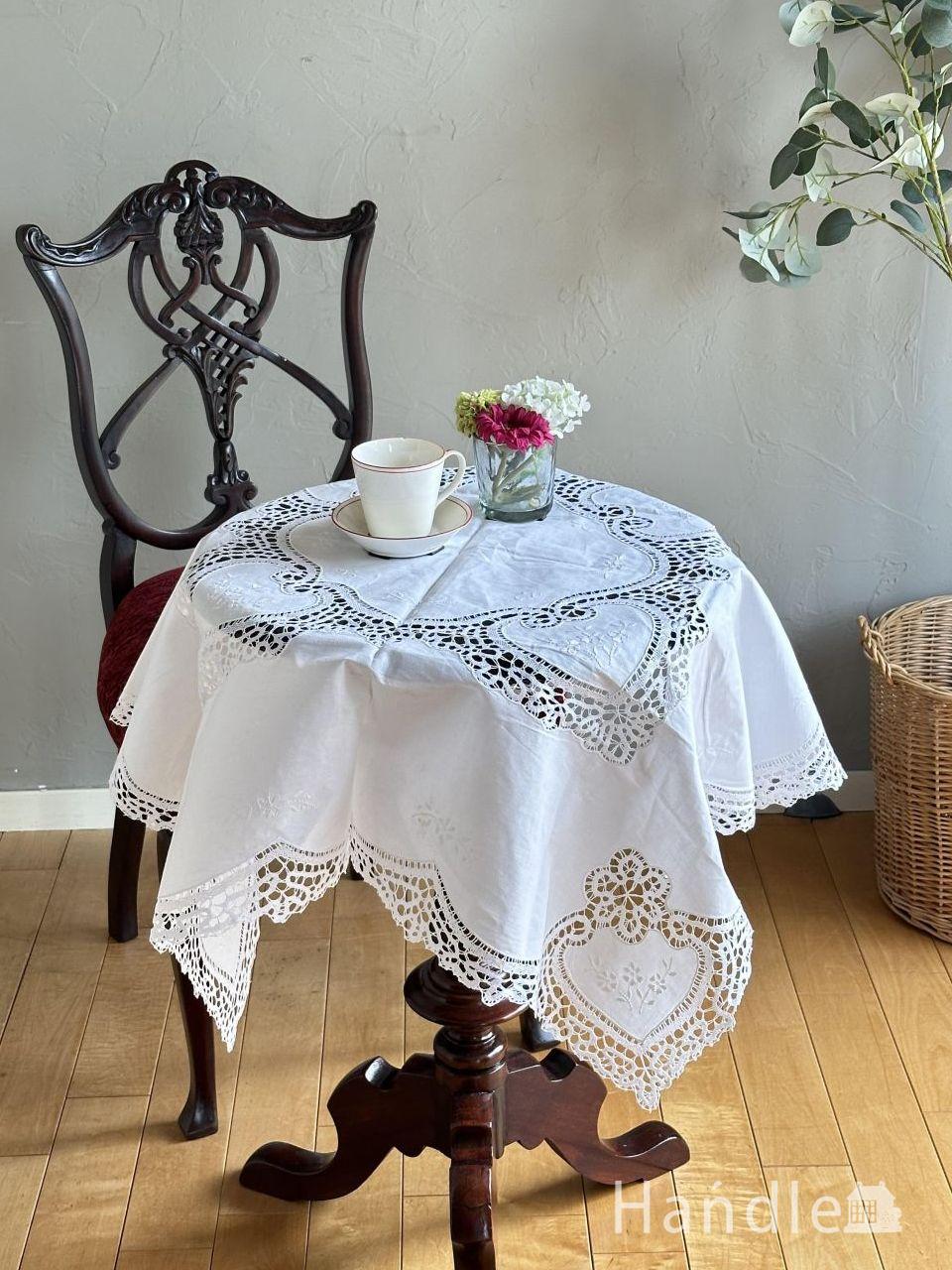 フランスから届いたアンティーク雑貨、ドロンワークレースのテーブル