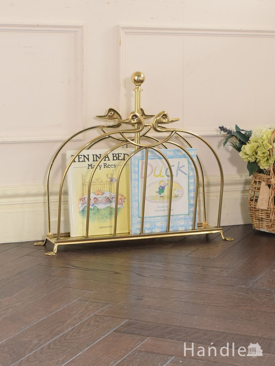 イタリアから届いた白鳥モチーフのマガジンラック、真鍮製のおしゃれな