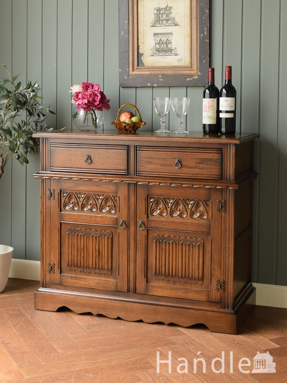 アンティーク調のおしゃれな家具、英国アンティーク風のサイドボード(y