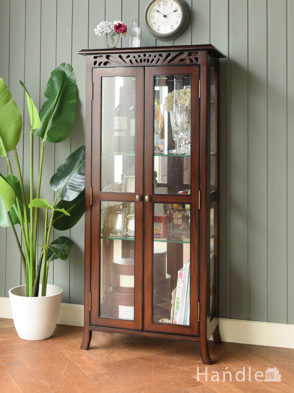 アンティーク風のおしゃれなキャビネット、マホガニー材のキュリオ