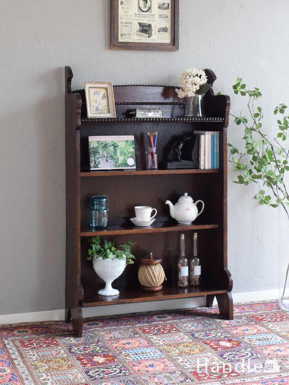 イギリスから届いたアンティークの本棚、扉が付いた収納家具オープン