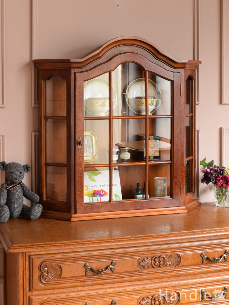 英国の重厚なアンティーク家具、シノワズリのガラス扉のブックケース