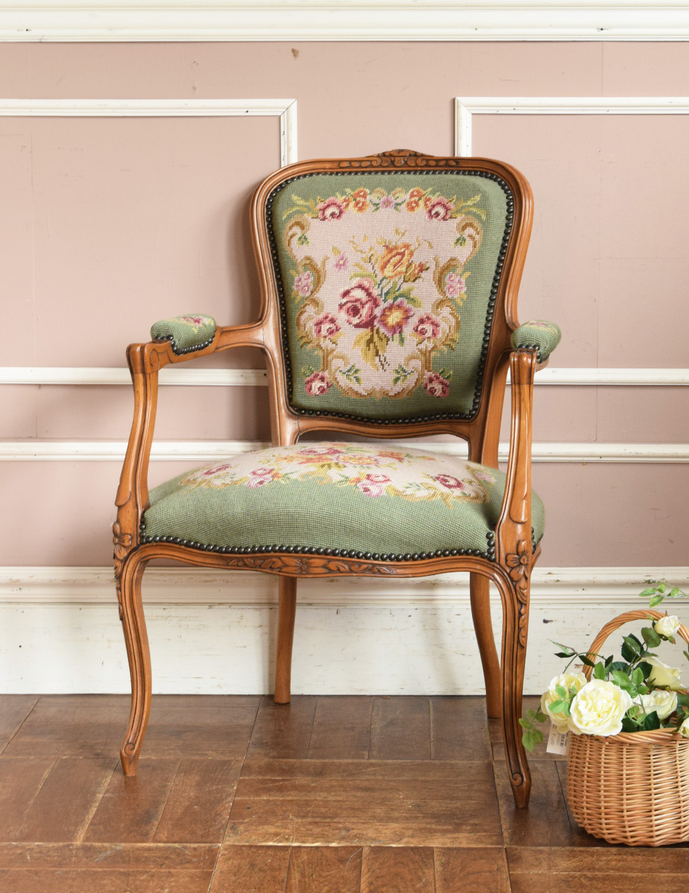フランス生まれのエレガントなアンティークチェア、プチポワンのアーム