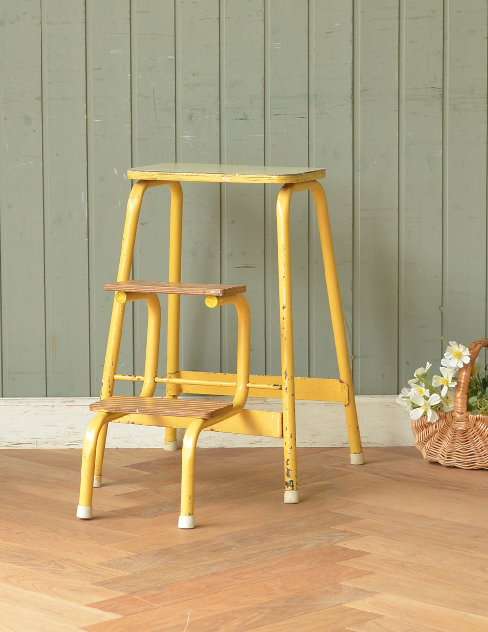 可愛いアンティークの椅子、イエローのステップスツール（脚立）(k-717