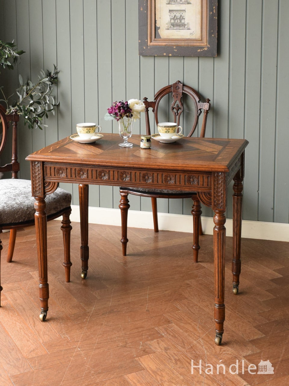 貴族の邸宅で使われてきたアンティーク家具、玄関から高級感あふれる