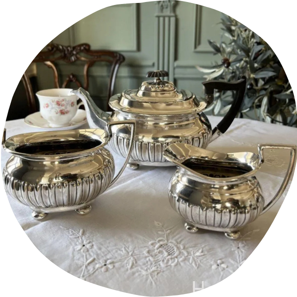 1900年製のイギリス・ロンドンの純銀蓋付きカットガラス容器 1900年製