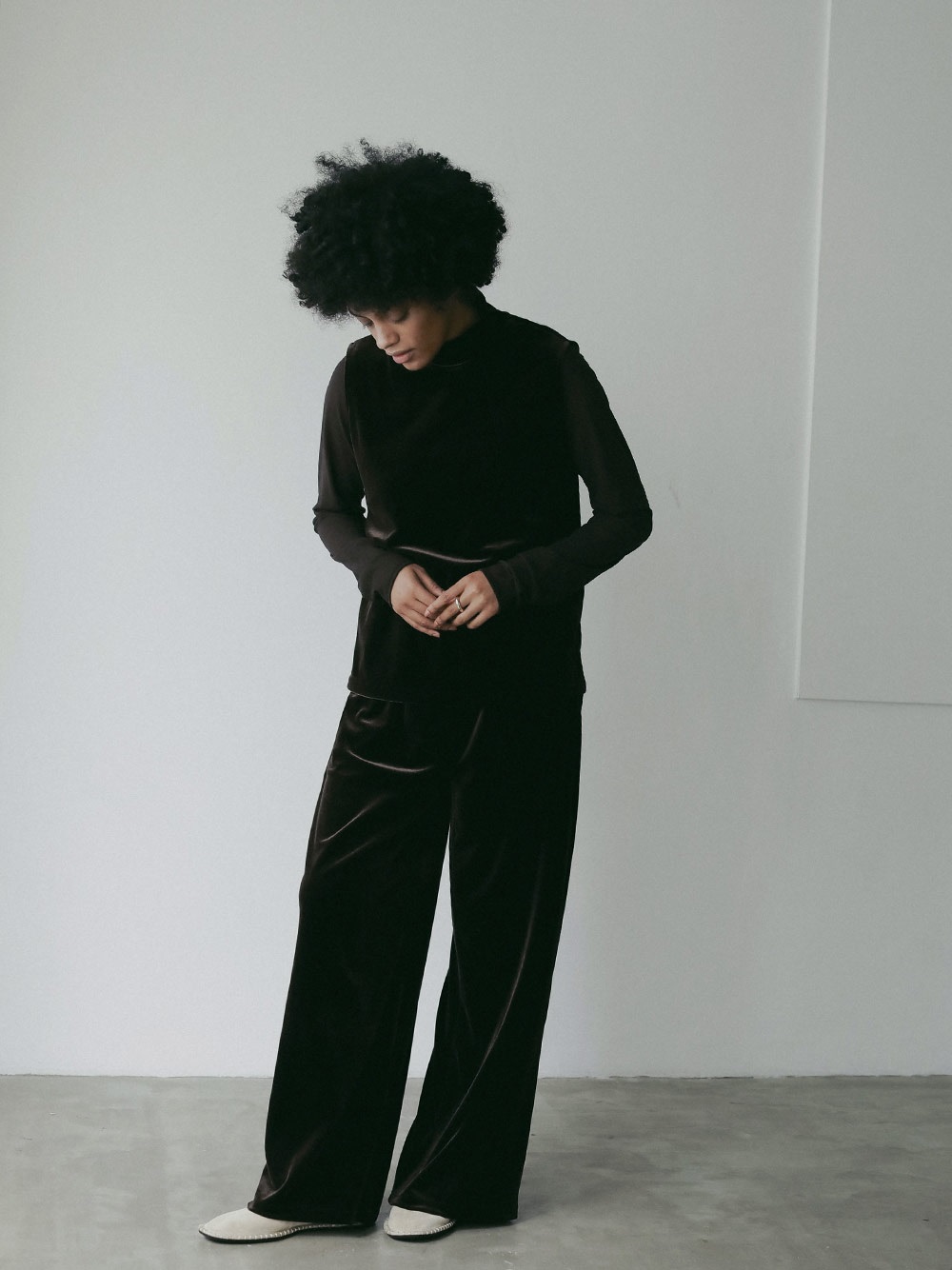 ベロアリラックスパンツ | Pants | HER. Online Store