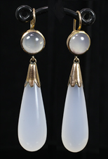 ホワイトカルセドニーの幻想的なドロップ型ピアス | アンティーク