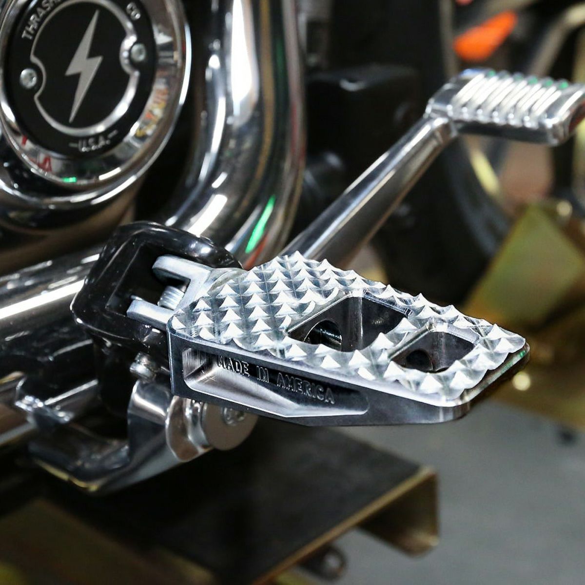 スラッシンサプライ フットペグ ハーレー fxlrst などに Thrashin