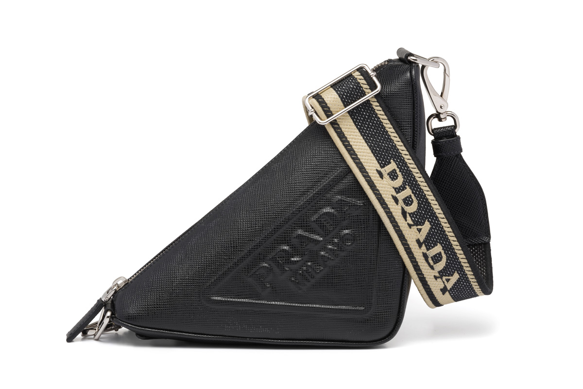 PRADA トライアングルロゴを立体化した新作バッグを発売